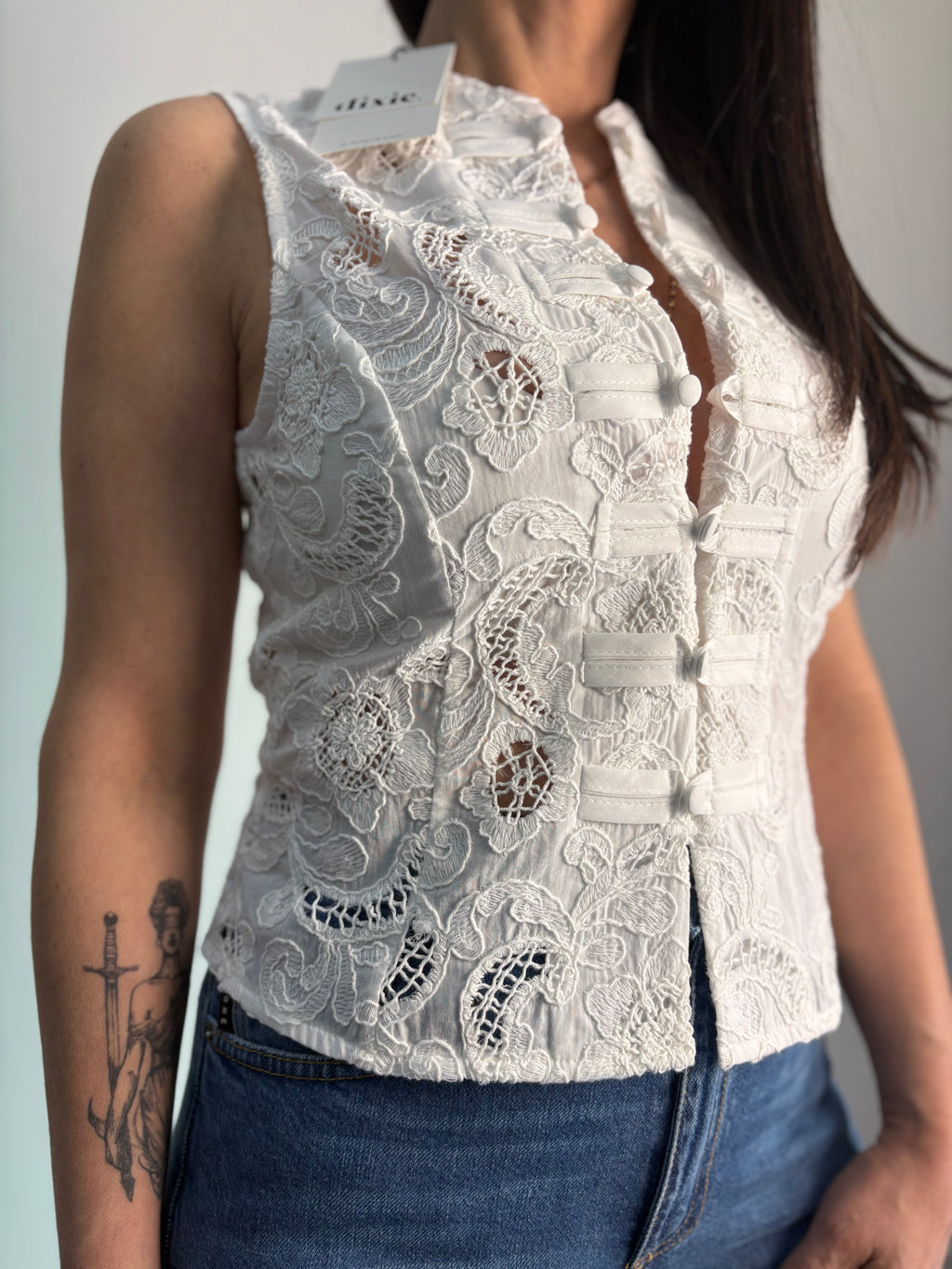 Camicia sangallo con alamari