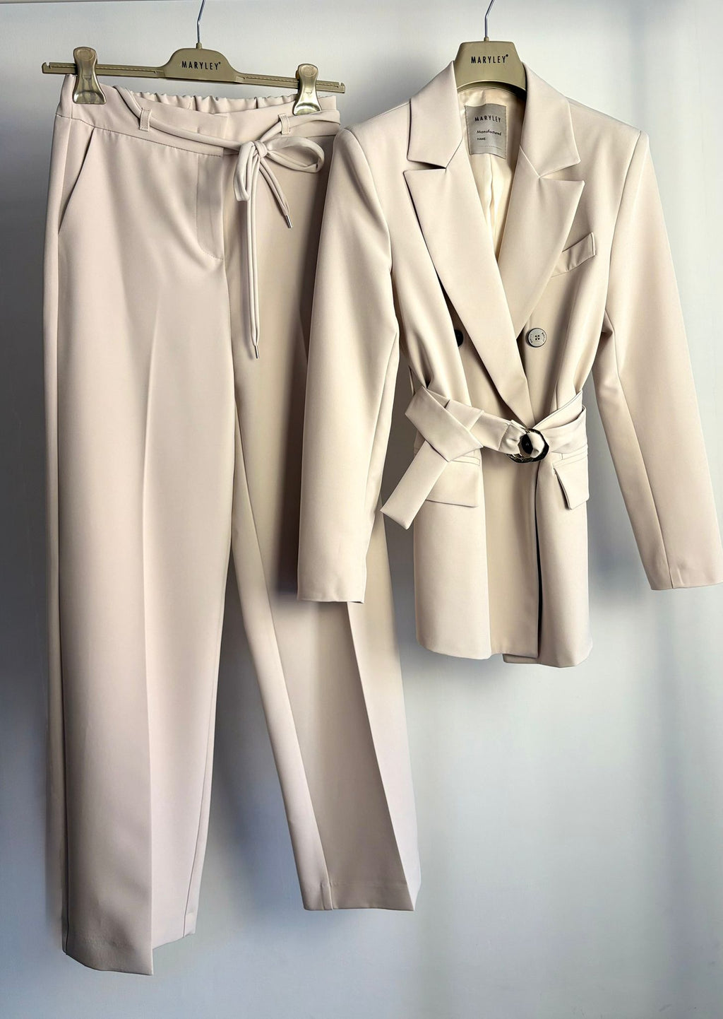 Tailleur doppio petto con cintura