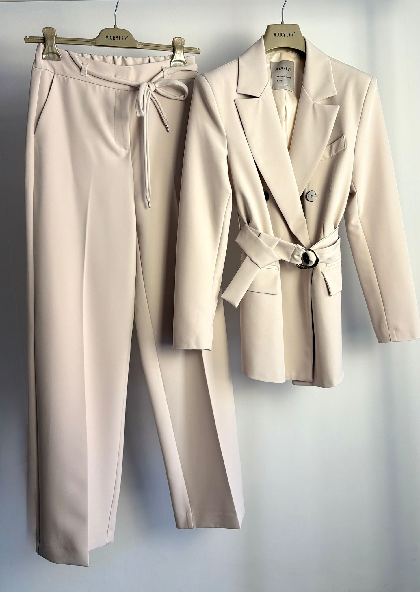 Tailleur doppio petto con cintura