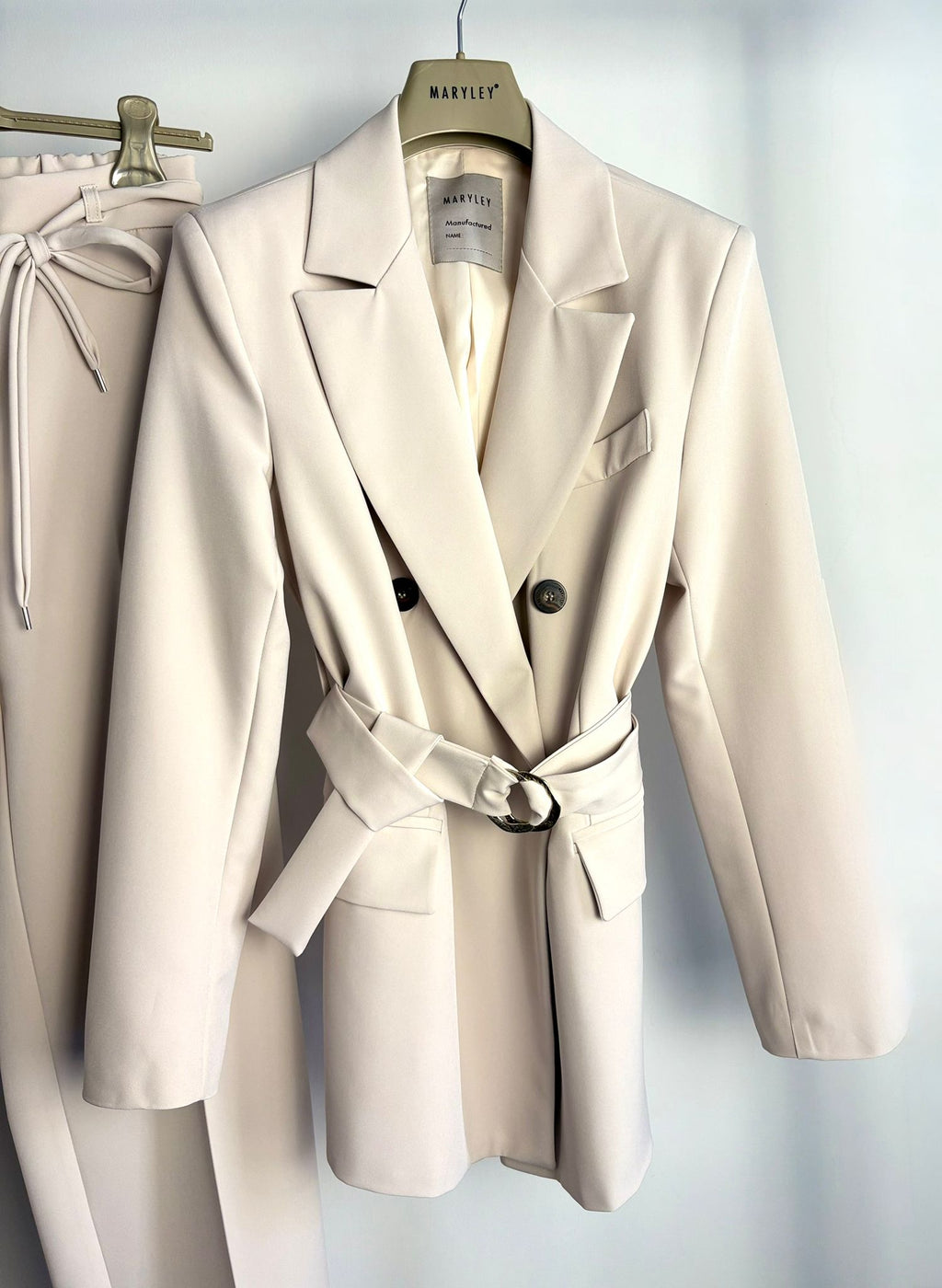 Tailleur doppio petto con cintura