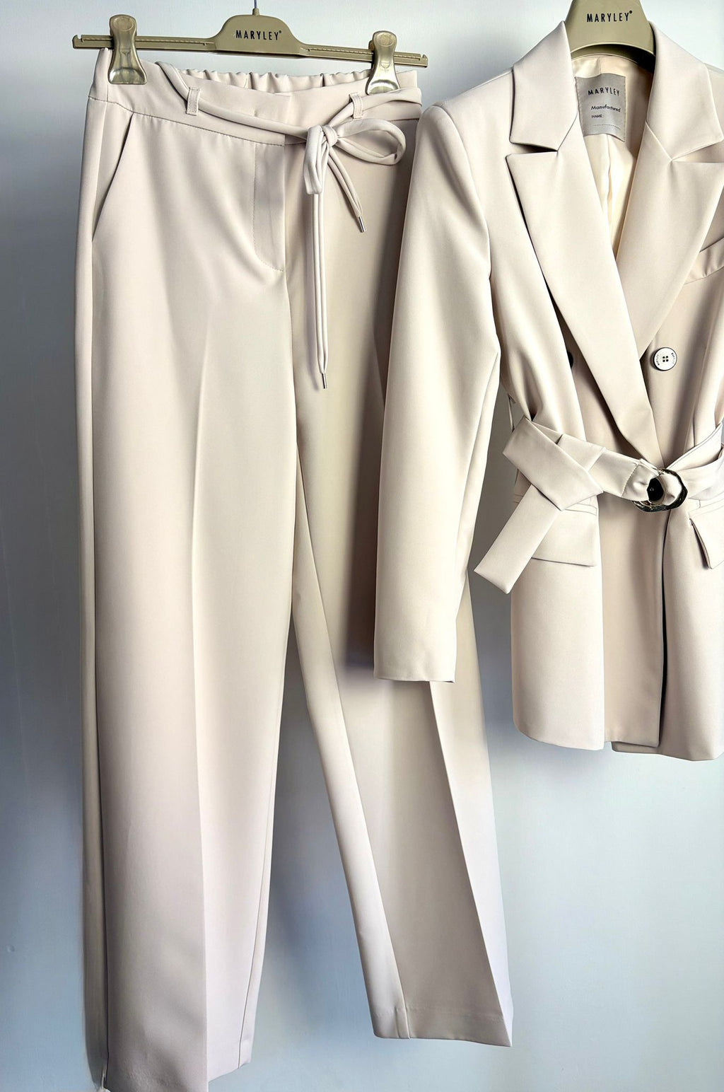 Tailleur doppio petto con cintura