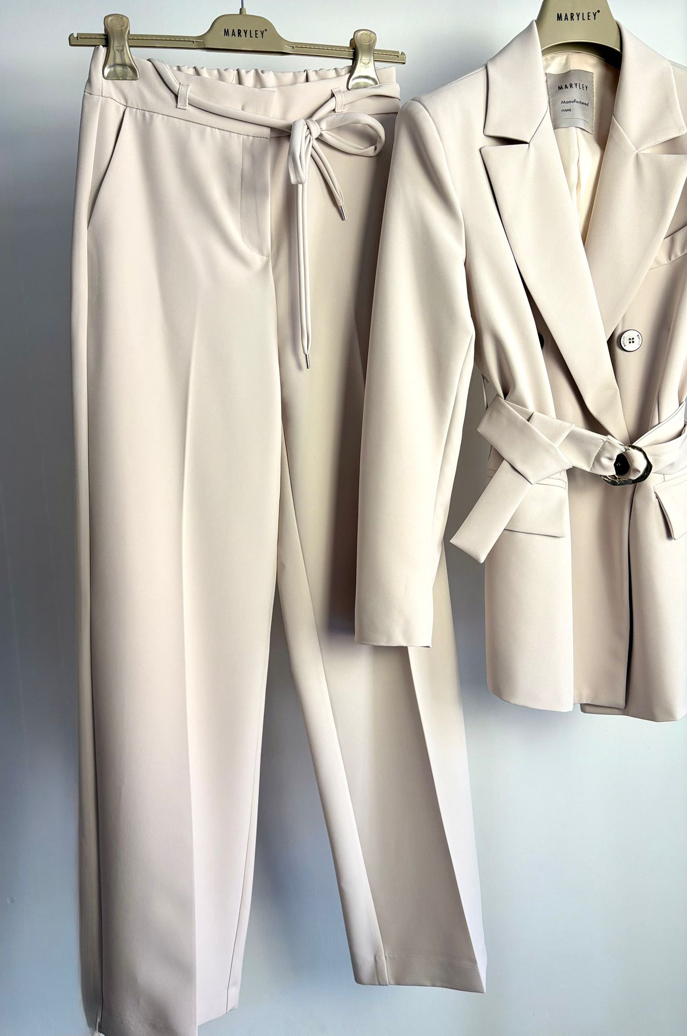 Tailleur doppio petto con cintura